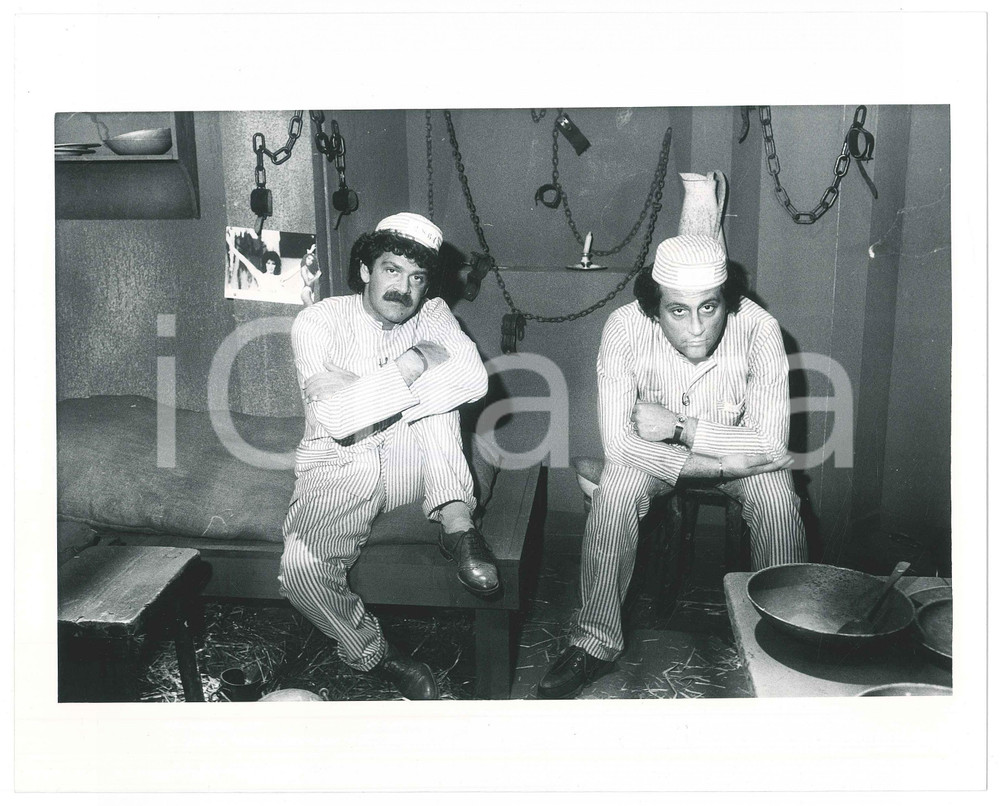 Fotografia d epoca originale 1985 ca CINEMA Gigi SAMMARCHI Andrea RONCATO  Scena in prigione  Foto 3 1