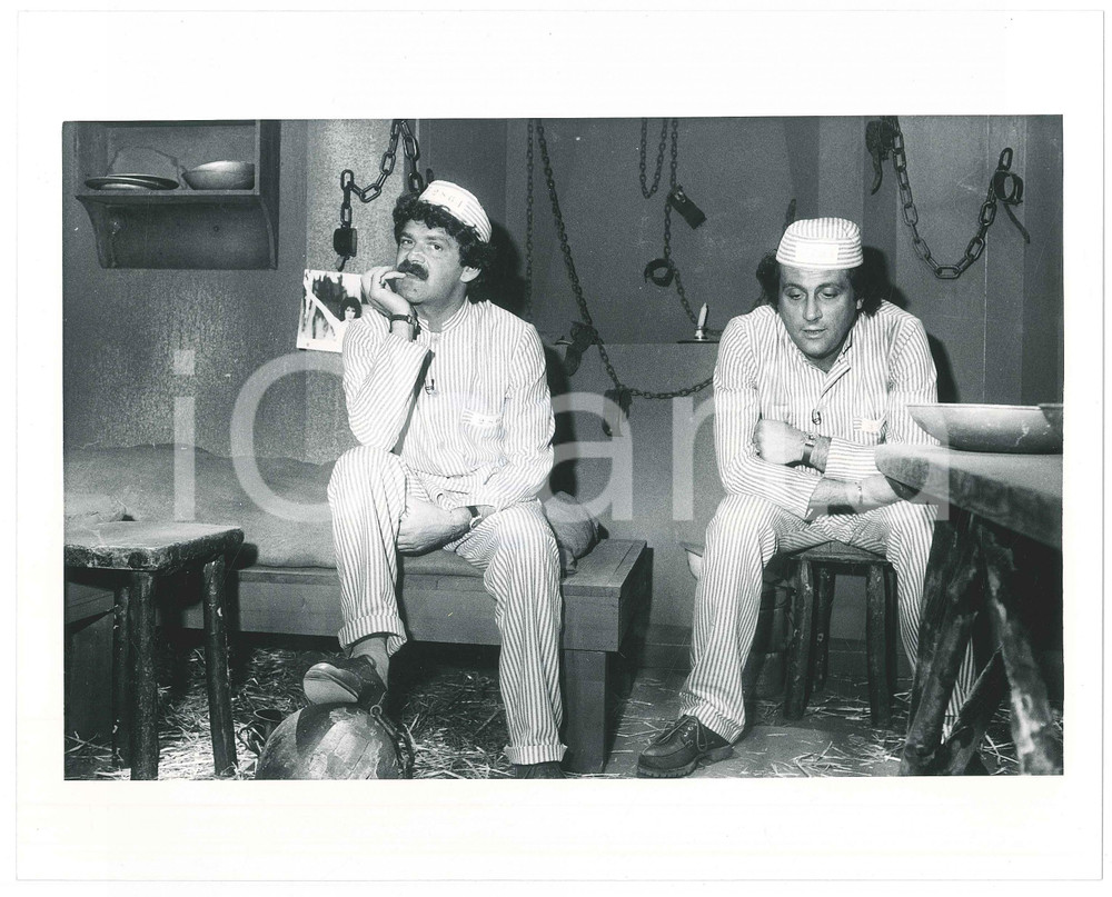Fotografia d epoca originale 1985 ca CINEMA Gigi SAMMARCHI Andrea RONCATO  Scena in prigione  Foto 4 1