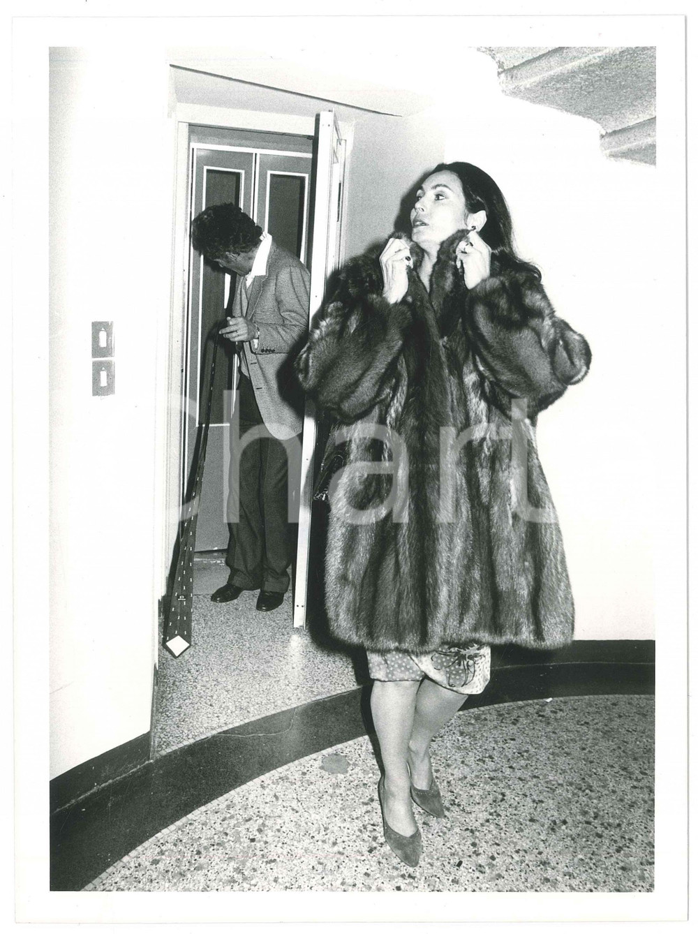 Fotografia d epoca originale 1985 ca MILANO Giorgio FALCK con Rosanna SCHIAFFINO in pelliccia 2 Foto 18x24 1