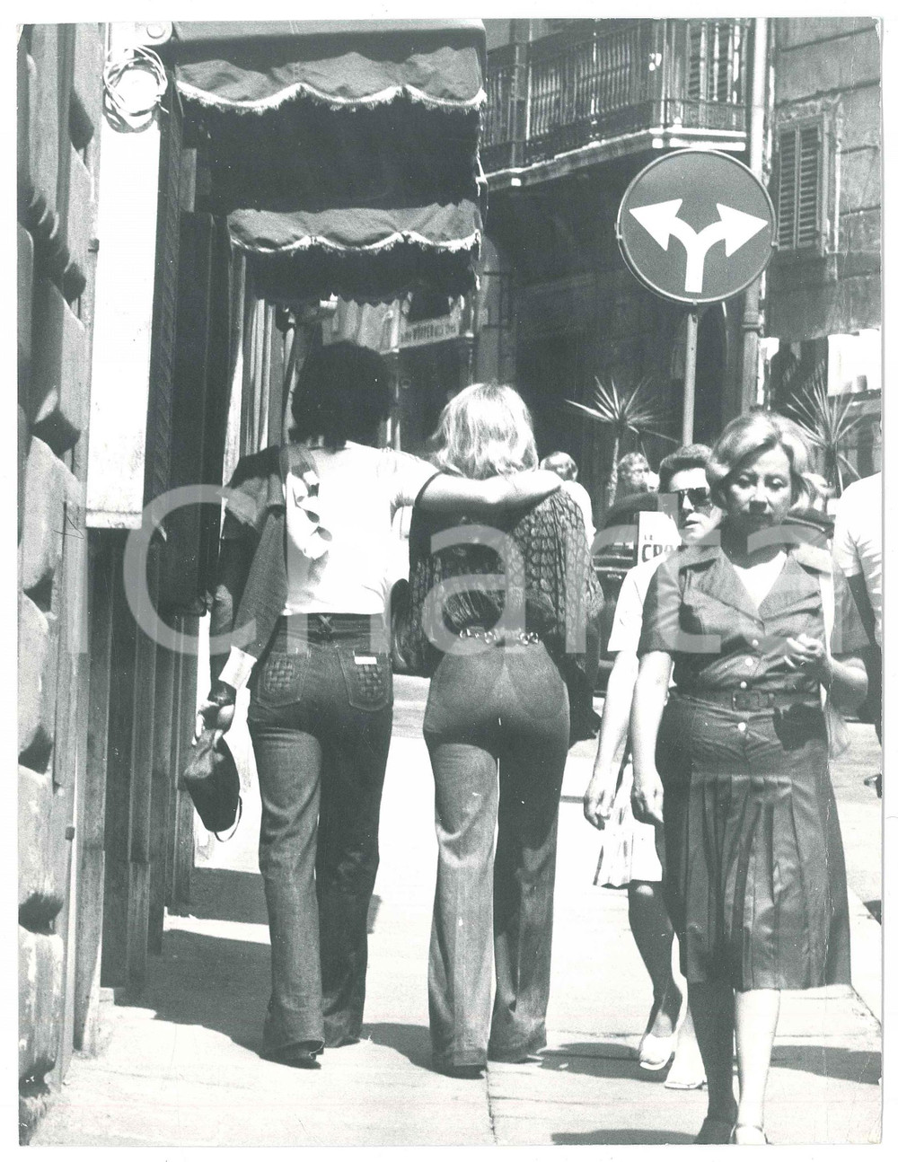 1970 ca MILANO (?) Ursula ANDRESS paparazzata con un nuovo compagno (4) Foto