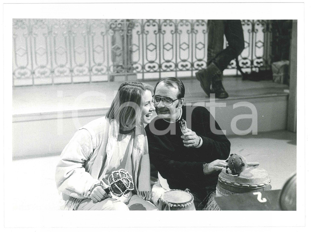 Fotografia d epoca originale 1985 ca TV ITALIA   Jinny STEFFAN  ed Enzo TRAPANI  Foto 24x18 cm 1