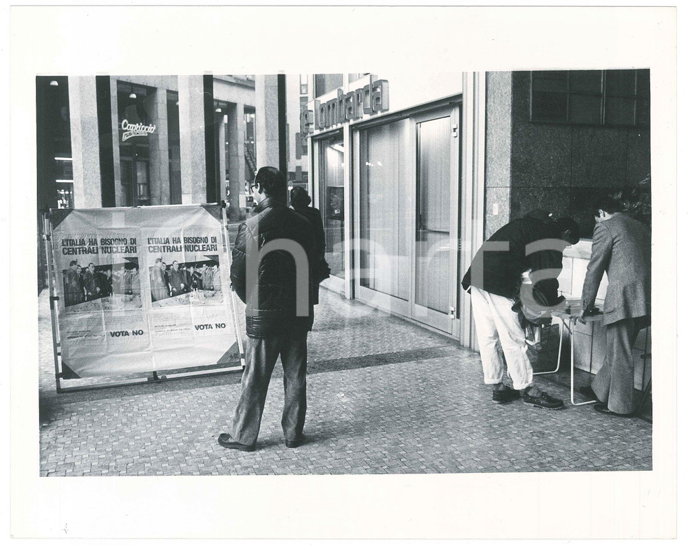 Fotografia d epoca originale 1987 MILANO Referendum NUCLEARE  Raccolta firme per il NO Foto 1