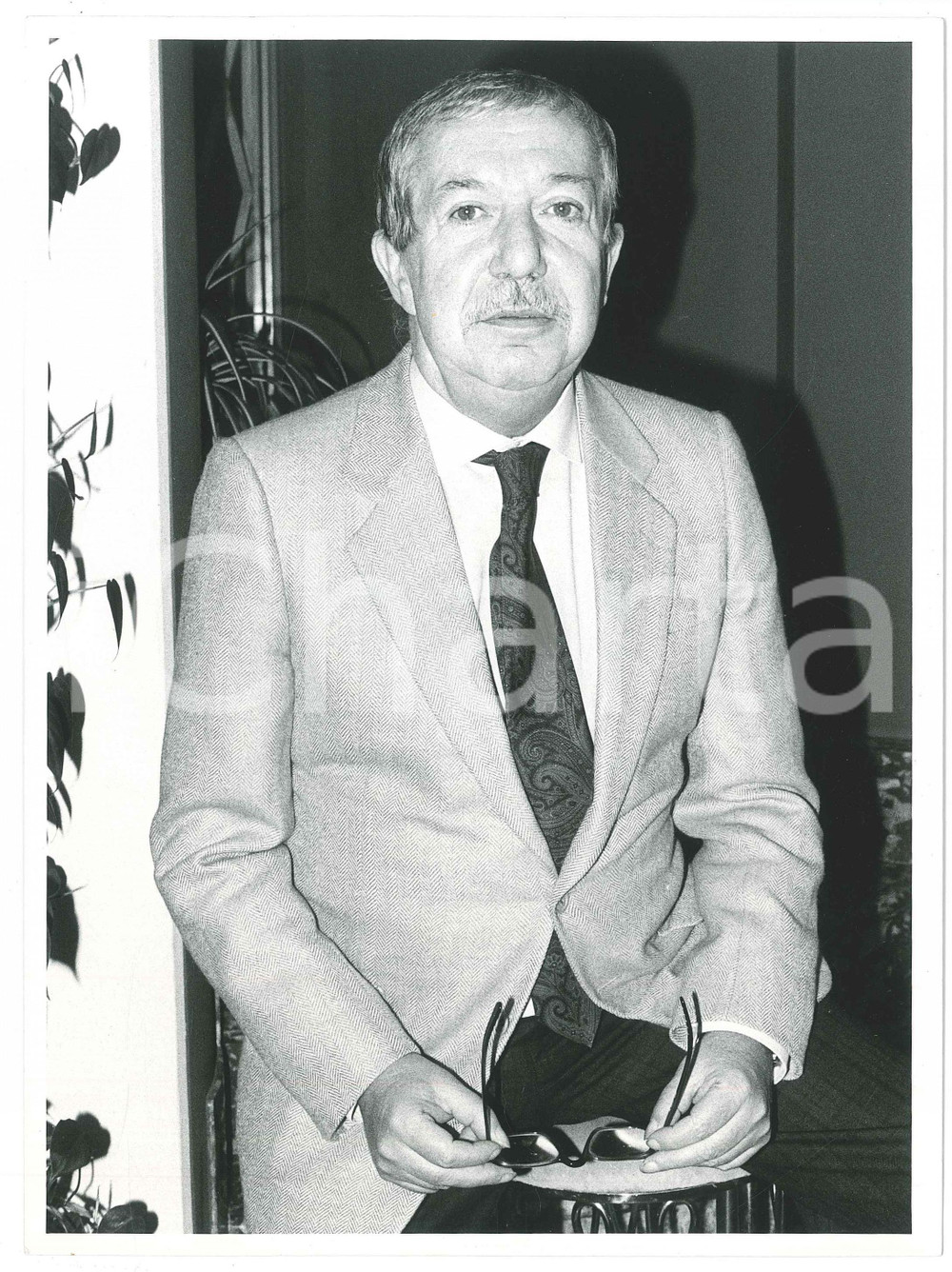 Fotografia d epoca originale 1985 ca TEATRO Regista Mario MISSIROLI  Ritratto 2 Foto 18x24 cm 1