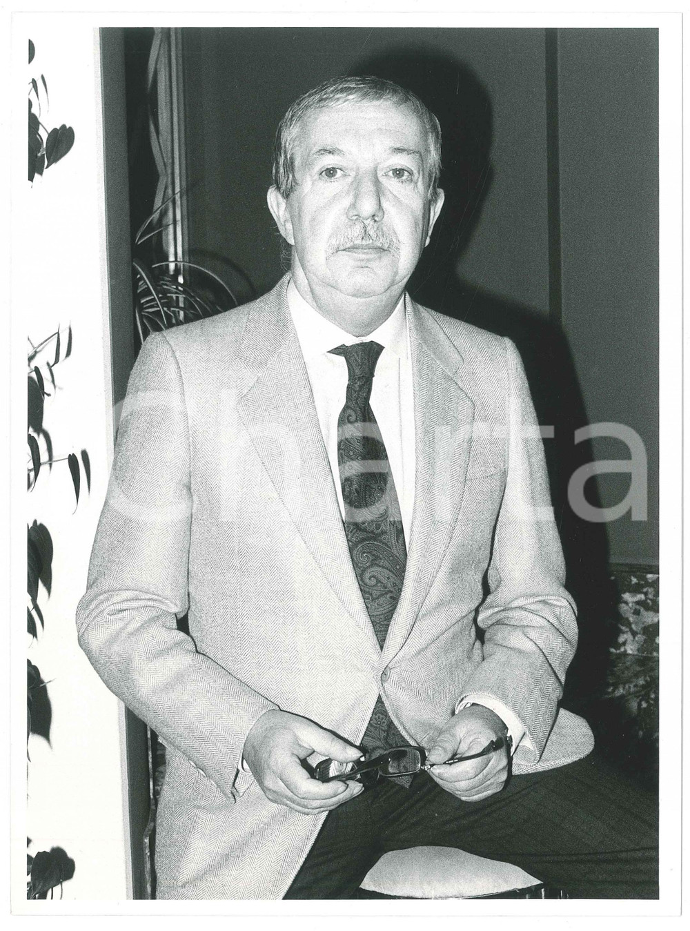 Fotografia d epoca originale 1985 ca TEATRO Regista Mario MISSIROLI  Ritratto 1 Foto 18x24 cm 1