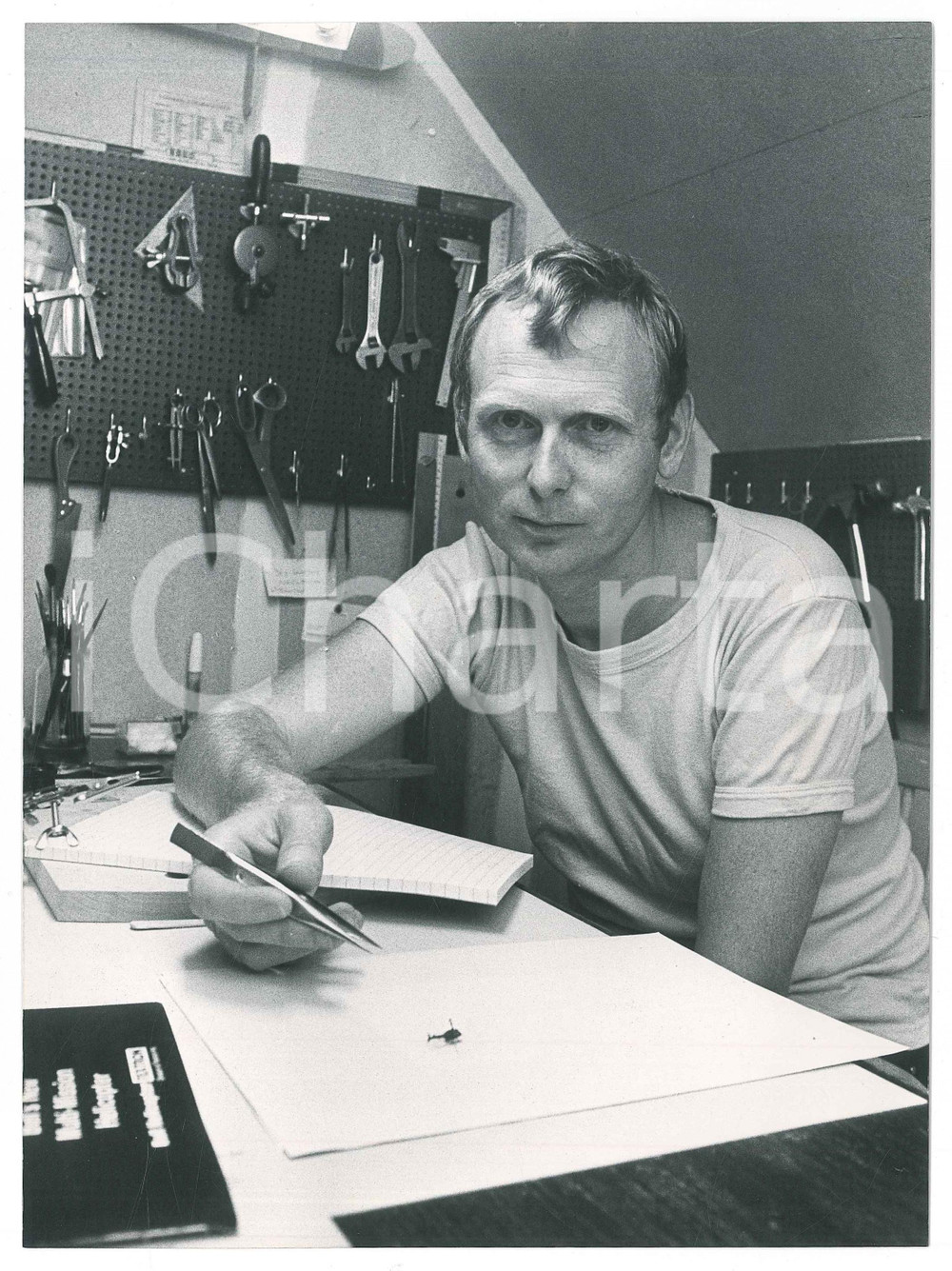 Fotografia d epoca originale 1980 ca SWEDEN Tomas JOHANSSON with his helicopter  2 cm long  Photo 18x24 cm 1