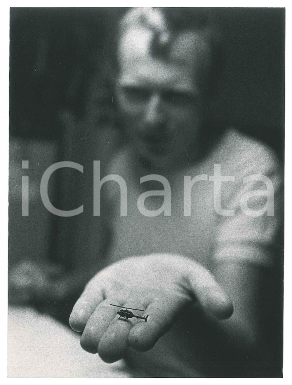 Fotografia d epoca originale 1980 ca SWEDEN Tomas JOHANSSON with his helicopter  2 cm long Photo 18x24 cm 1