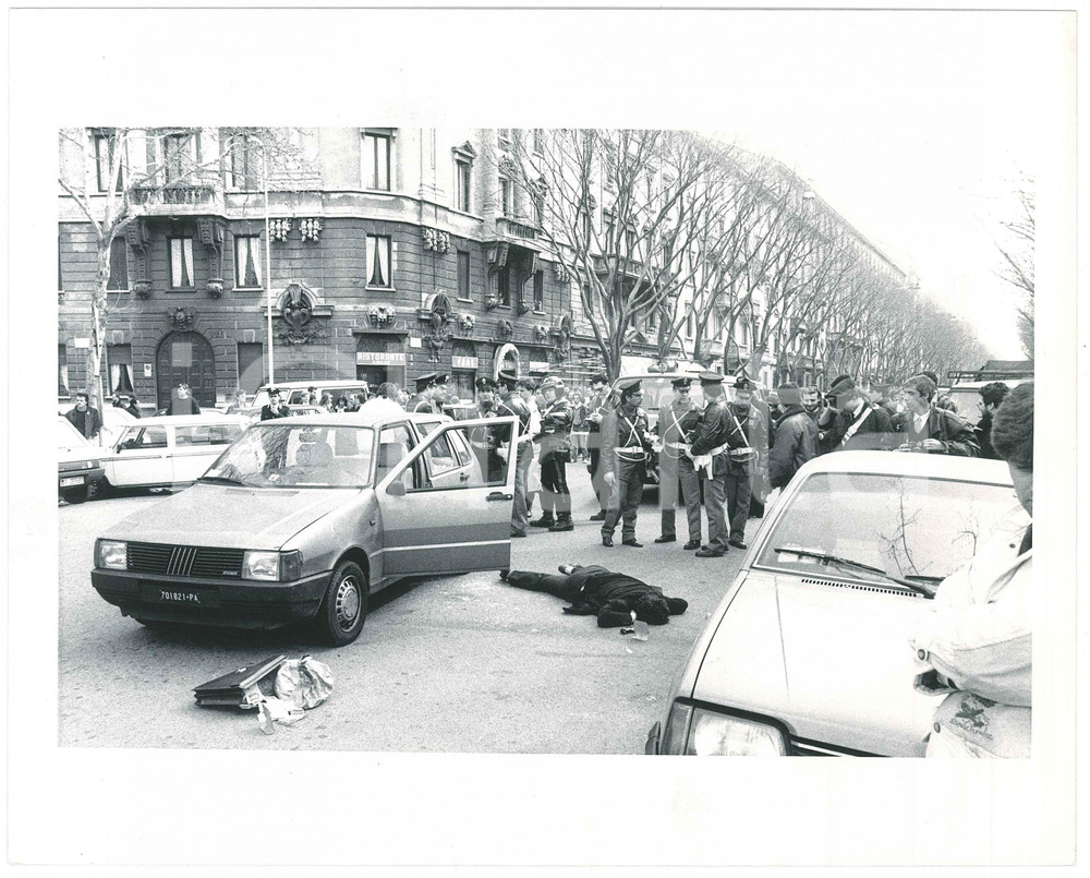 Fotografia d epoca originale 1985 ca MILANO  CRIMINALITA   Scena di un agguato mortale 5 Foto 25x20 cm 1