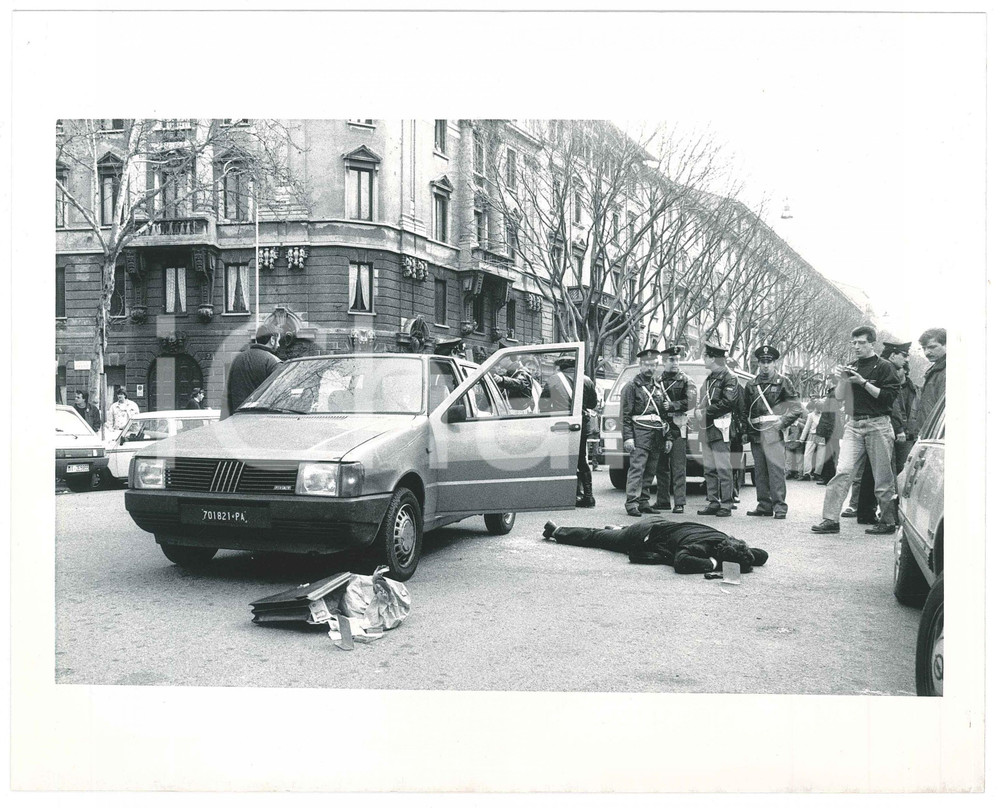 Fotografia d epoca originale 1985 ca MILANO  CRIMINALITA   Scena di un agguato mortale 4 Foto 25x20 cm 1