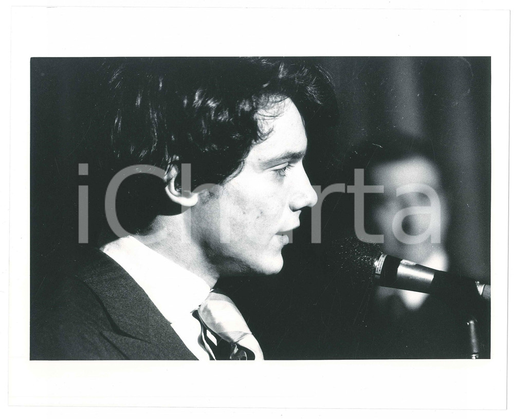 Materiale cinematografico d’epoca 1990 ca ITALIA  MUSICA Massimo RANIERI durante esibizione  Foto 20x25 cm 2 1