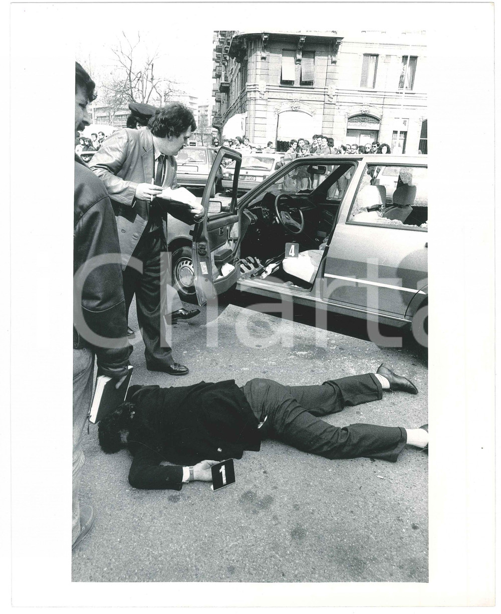 Fotografia d epoca originale 1985 ca MILANO  CRIMINALITA   Scena di un agguato mortale 1 Foto 25x20 cm 1