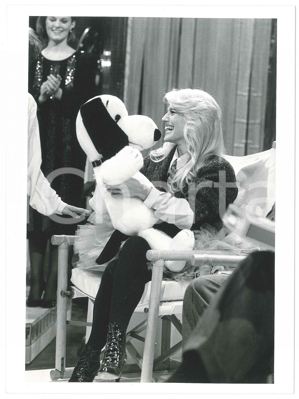 Fotografia d epoca originale 1984 RAI UNO  TEST Heather PARISI con peluche di SNOOPY Foto 18x24 cm 5 1
