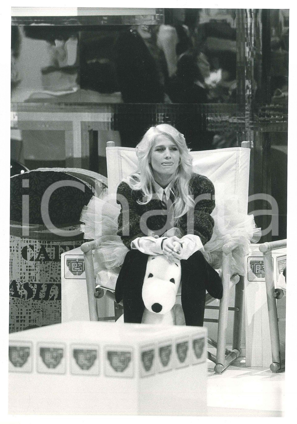 Fotografia d epoca originale 1984 RAI UNO  TEST Heather PARISI con peluche di SNOOPY Foto 18x24 cm 1