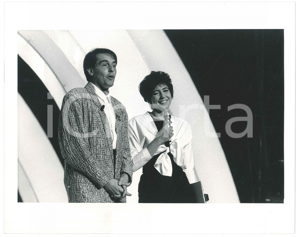 Fotografia d epoca originale 1987 RAI 1 Un disco per l estate  Carlo MASSARINI Serena DANDINI Foto 25x20 cm 1