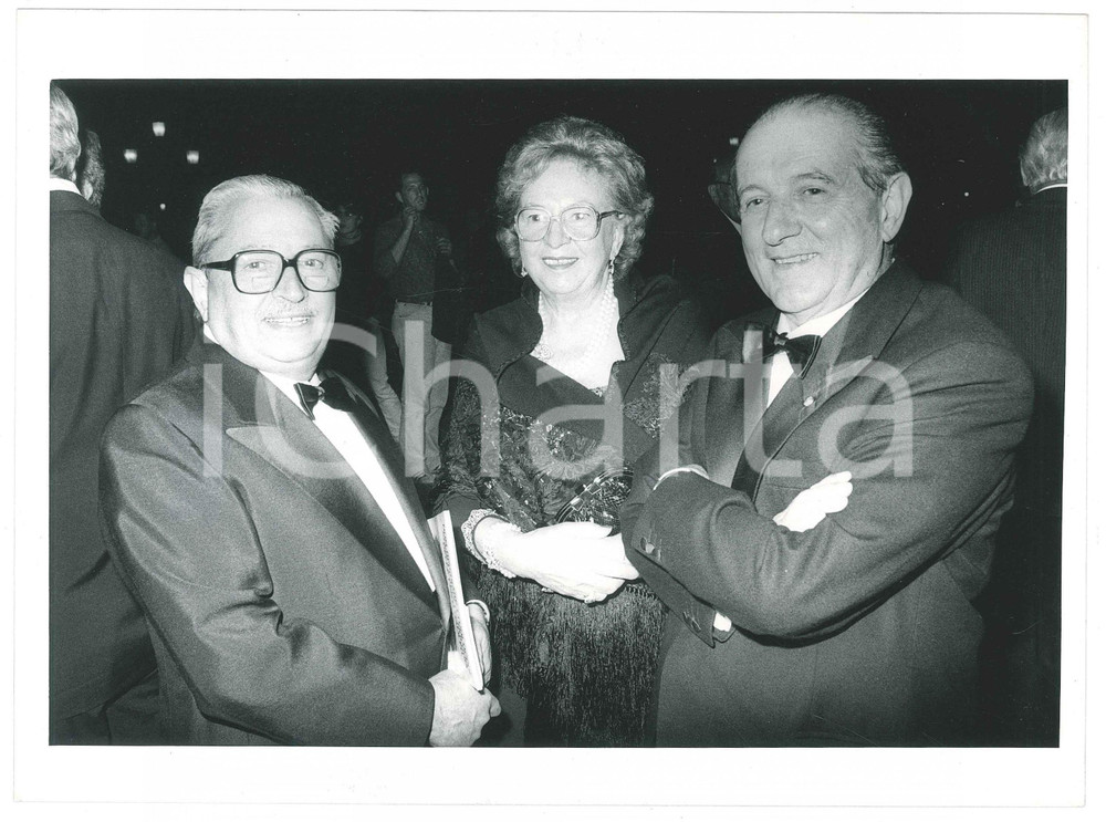 Fotografia d epoca originale 1985 ca ASSOLOMBARDA Walter FONTANA e Luigi LUCCHINI con moglie Foto 24x17 cm 1