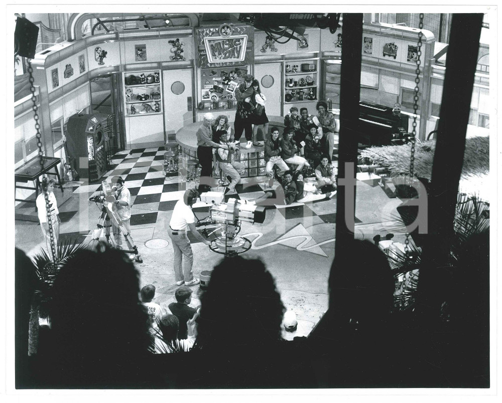 Fotografia d epoca originale 1988 DISNEY  MGM STUDIOS Backstage Studio Tour MICKEY MOUSE CLUB Photo 25x20 1