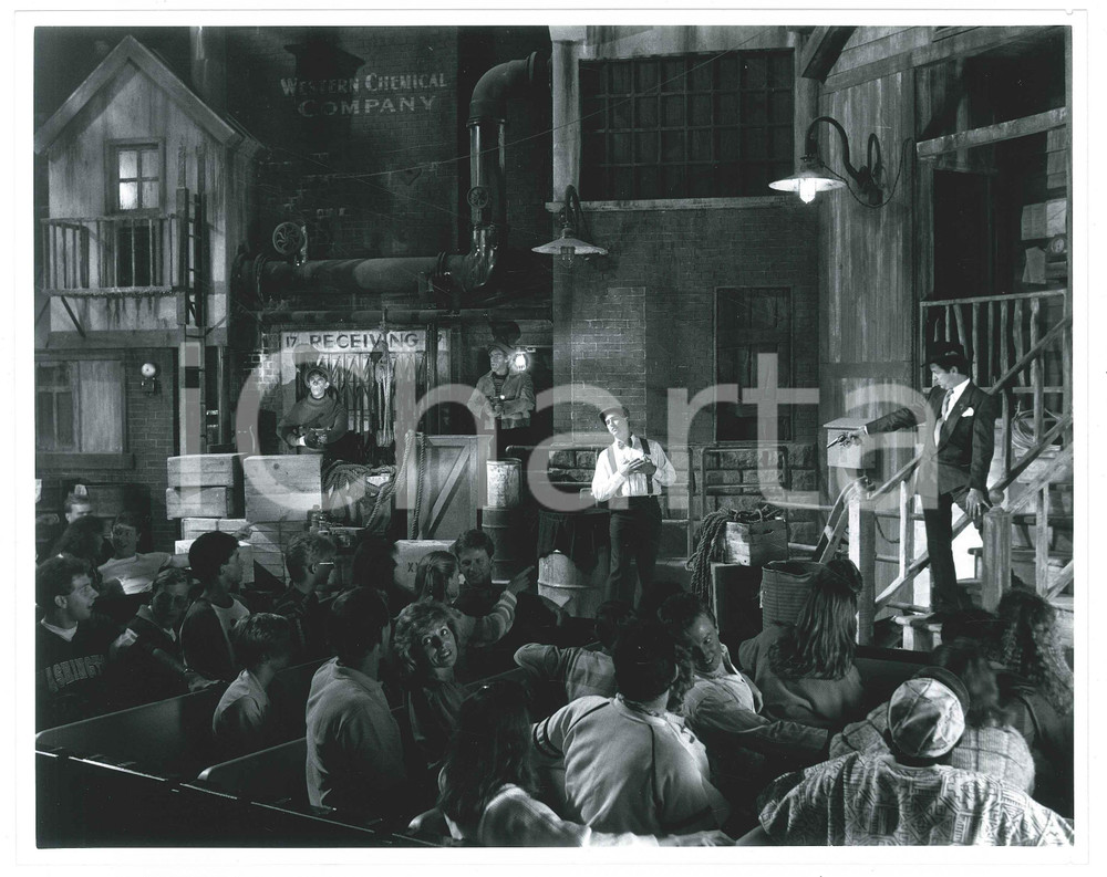 Fotografia d epoca originale 1989 DISNEY  MGM STUDIOS Great Movie Ride  Gangster movie set  Photo 25x20 1