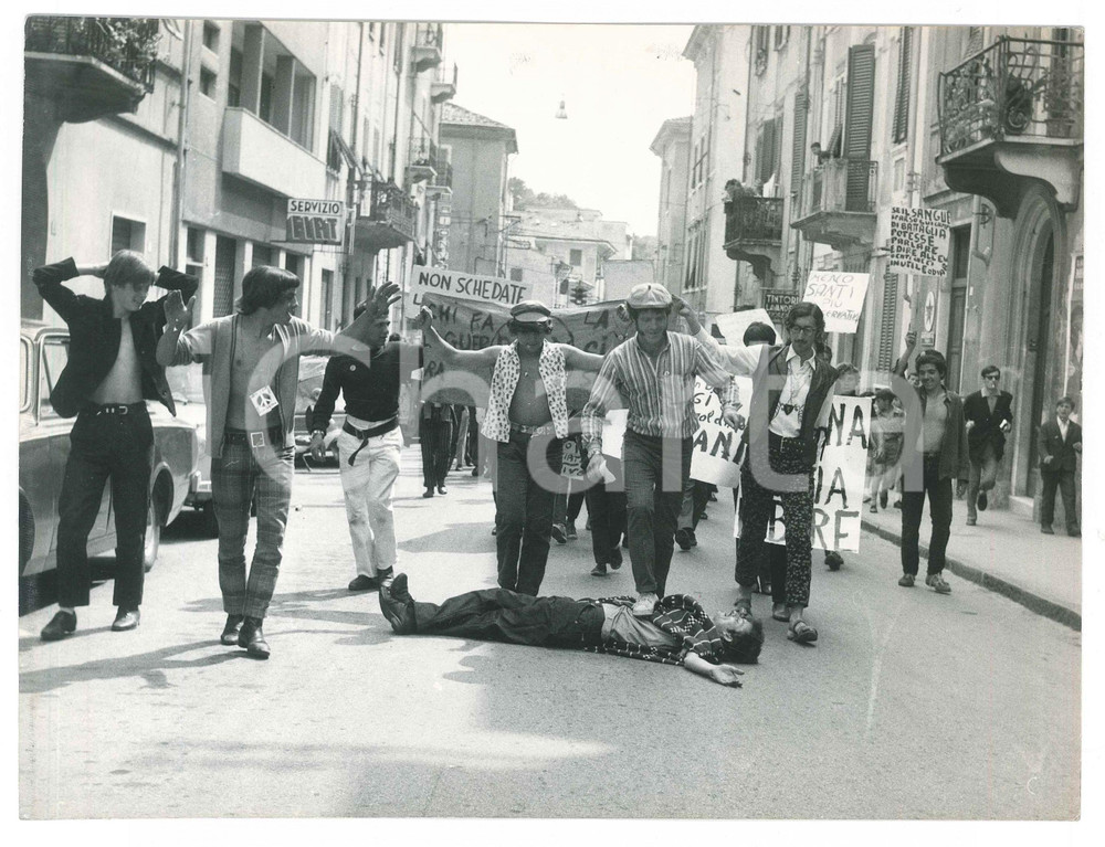 Fotografia d epoca originale 1975 ca VIAREGGIO ? Manifestazione pacifista  Hippie in corte  Foto 24x18 cm 1