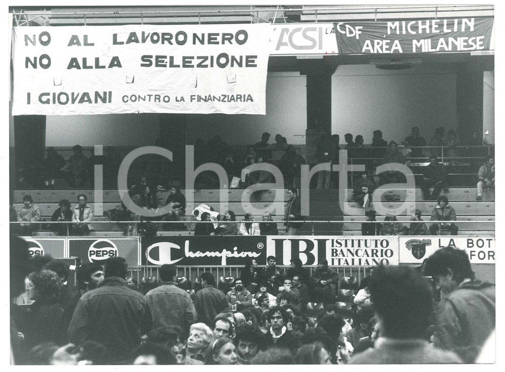 Fotografia d epoca originale 1985 ca MILANO Manifestazione operaia contro la finanziaria CDF MICHELIN Foto 1