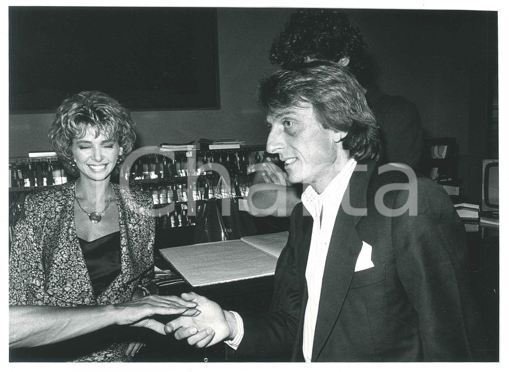 Fotografia d epoca originale 1985 ca ITALIA  COSTUME Luca CORDER DI MONTEZEMOLO Enrica BONACCORTI Foto 23x16 1