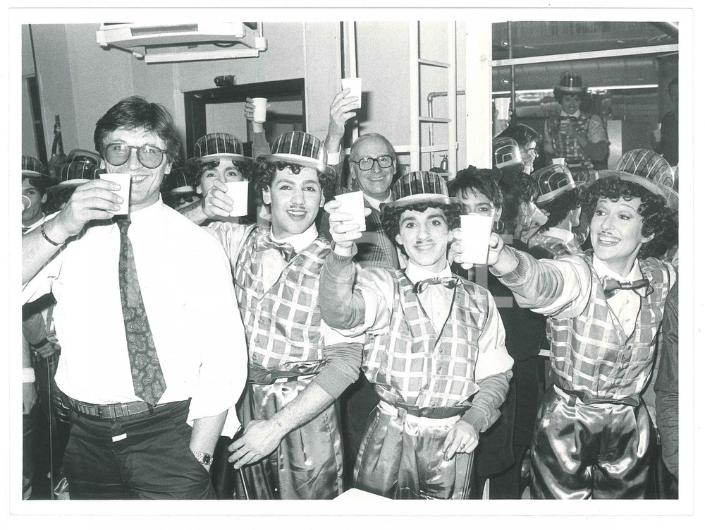 Fotografia d epoca originale 1985 ca RAI Loretta GOGGI Gianni BREZZA Brindisi con ballerini  Foto 24x18 cm 1