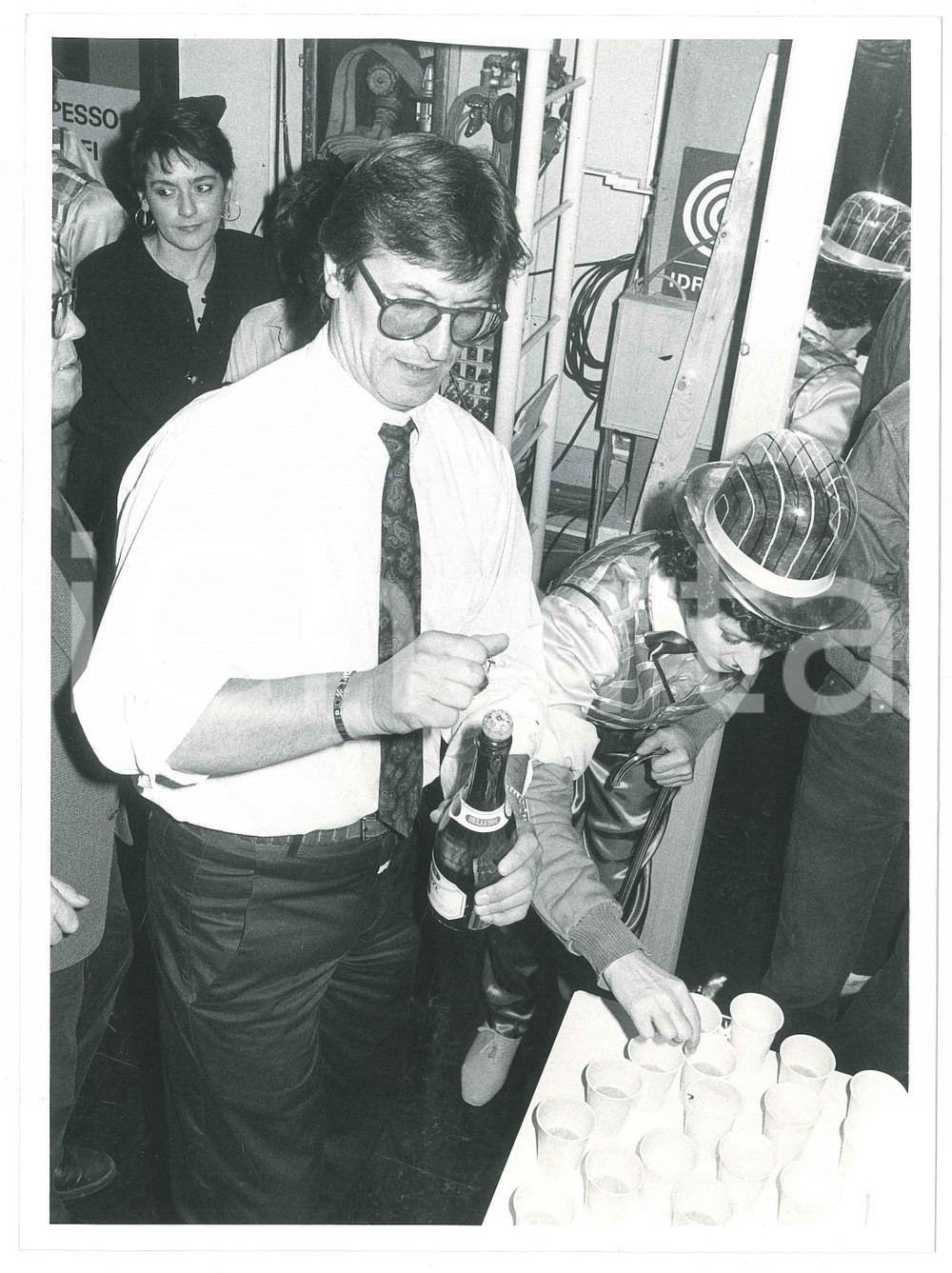 Fotografia d epoca originale 1985 ca RAI Loretta GOGGI Gianni BREZZA stappano spumante  Foto 18x24 cm 1