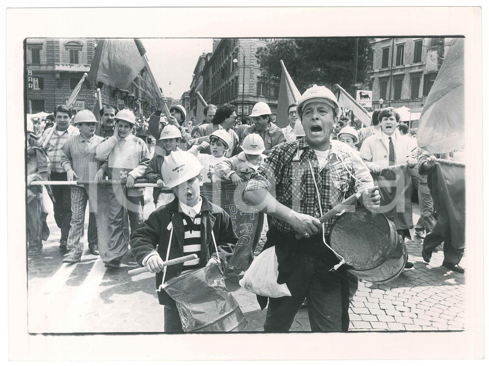Fotografia d epoca originale 1988 MILANO ITALSIDER Sciopero siderurgici  Bambini alla manifestazione  Foto 1