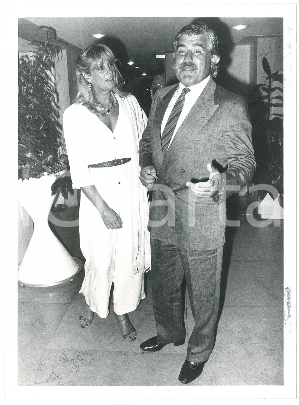 Fotografia d epoca originale 1985 ca CINEMA Mario ADORF con la moglie Monique FAYE  Foto 18x24 cm 1
