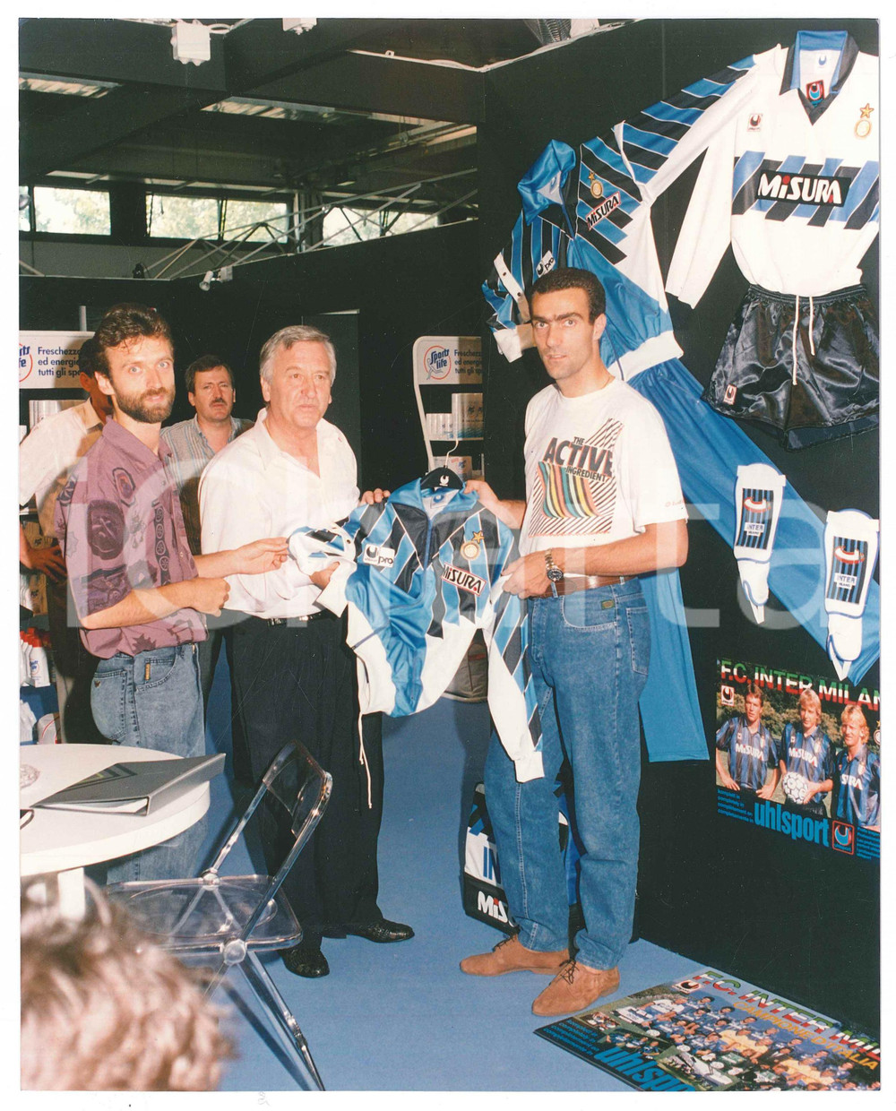 Fotografia d epoca originale 1990 CALCIO ITALIA Beppe BERGOMI visita Arthur GARTNER per nuova tuta INTER Foto 1