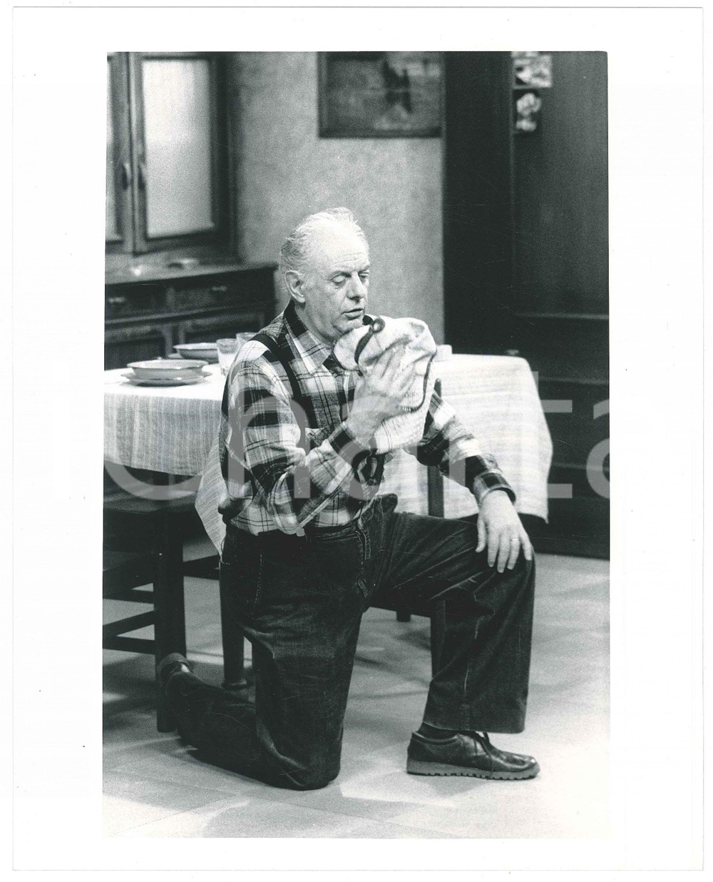 Fotografia d epoca originale 1988 RAI 3 TRASMISSIONE FORZATA Dario FO in ginocchio  Foto 20x25 cm 1