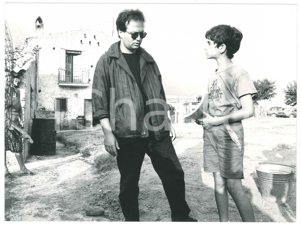 Materiale cinematografico d’epoca 1992 LA CORSA DELL INNOCENTE Carlo CARLEI Manuel COLAO sul set  Foto 24x18 1