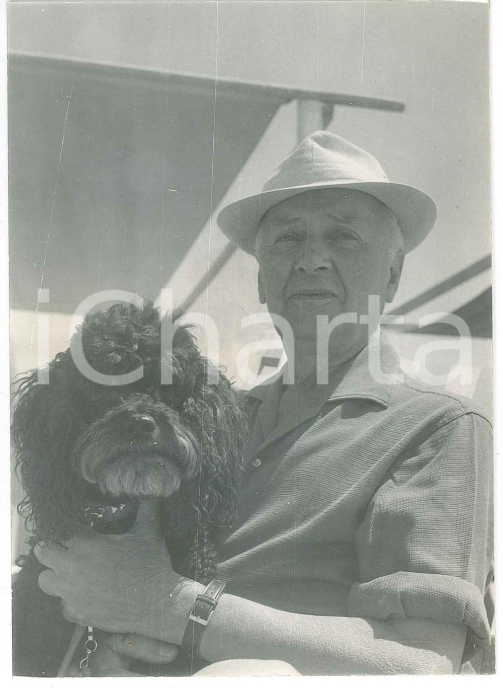 Fotografia d epoca originale 1970 ca s. l. Scultore Francesco MESSINA al mare con il cane  Foto 9x13 cm 1