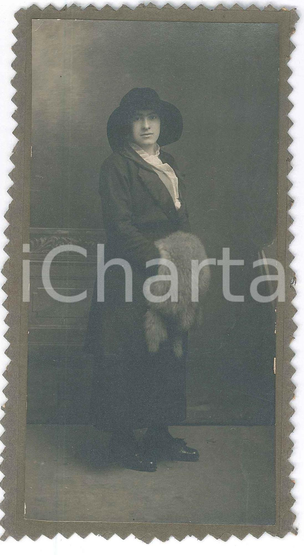 Fotografia d epoca originale 1920 ca COSTUME ITALIA Donna con manicotto in pellicca  Foto 9x17 cm 1