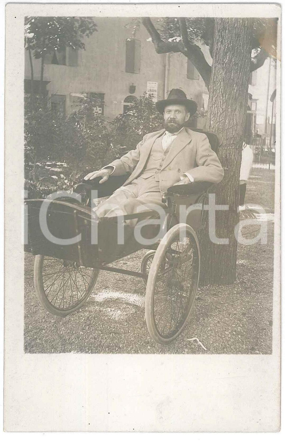 Fotografia d epoca originale 1920 ca s. l. ITALIA Archimede GISONI in carrozzella per artrite Foto cartolina 1