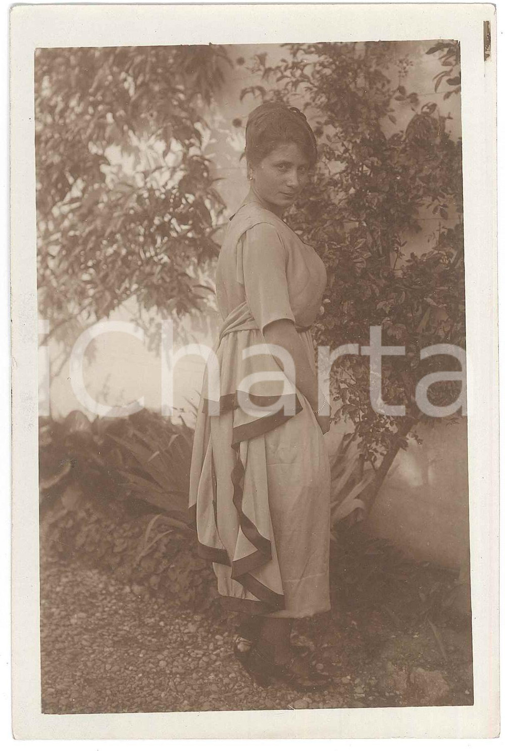 Fotografia d epoca originale 1910 ca s. l. ITALIA Donna nel suo giardino  Ritratto di spalle  Foto 10x15 cm 1