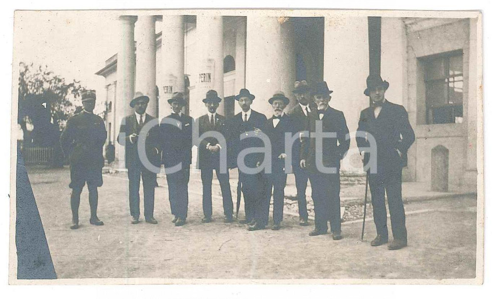 Fotografia d epoca originale 1921 VILLAFRANCA DI VERONA Gruppo di uomini  Ritratto presso villa Foto 11x6 1