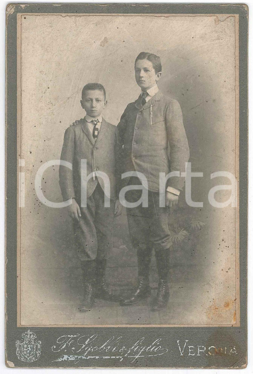 1910 ca VERONA Ritratto di due fratelli - Foto Francesco SGOBBI 11x16 cm Fotografia d'epoca, su cartoncino rigido.FOTOGRAFO: Francesco Sgobbi &amp; Figlio - Verona FAIR/discreto macchie Formato: 11x16 cm originale e autentica 1