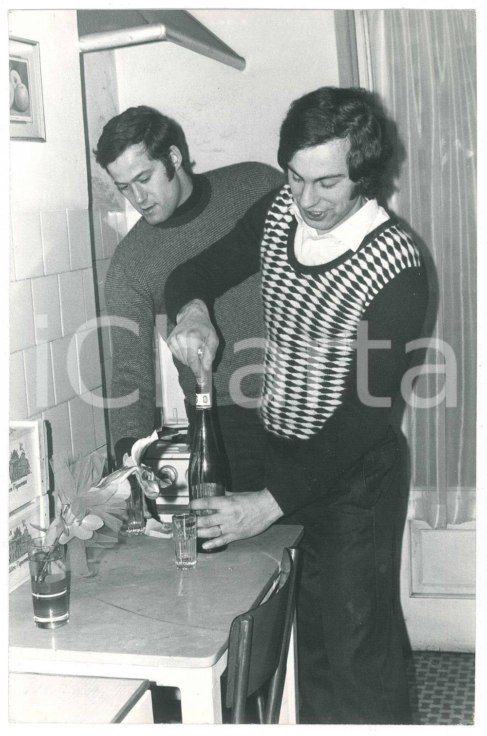 Materiale cinematografico d’epoca 1971 CALCIO  JUVENTUS Gianluigi SAVOLDI Massimo PILONI aprono bottiglia di vino 1