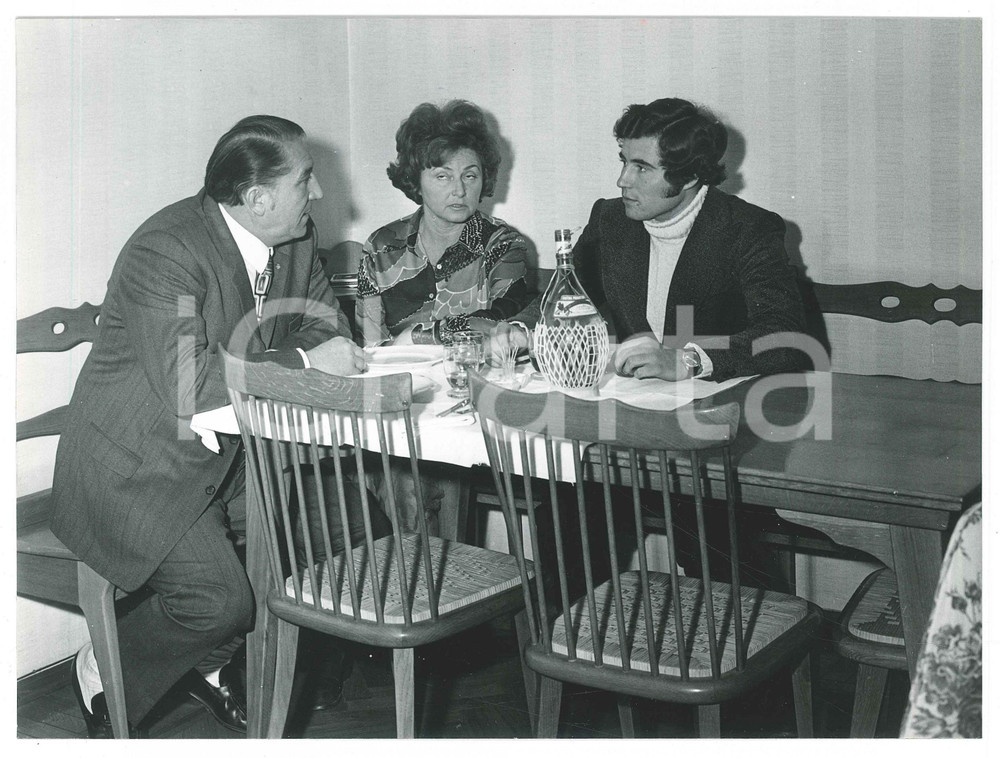 Fotografia d epoca originale 1971 TORINO JUVENTUS Allenatore Cestmir VYCPALEK con famiglia  Foto 24x18 1 1