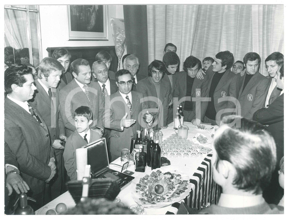 Fotografia d epoca originale 1971 TORINO JUVENTUS Giampiero BONIPERTI con la squadra  Cerimonia 3 Foto 1