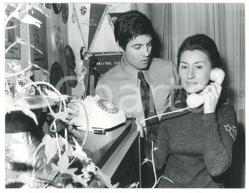 Fotografia d epoca originale 1971 CALCIO JUVENTUS Sandro SALVADORE con la moglie al telefono 1 Foto 24x18 1