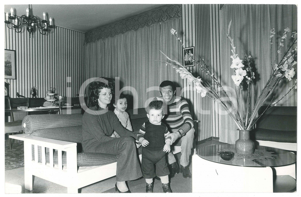 Fotografia d epoca originale 1970 ca CALCIO  INTER Jair DA COSTA con moglie e figli  Foto 30x20 cm 1 1