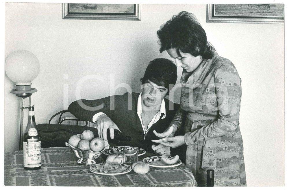 Fotografia d epoca originale 1970 ca CALCIO BOLOGNA Francesco LIGUORI a tavola con la moglie  Foto 2 1
