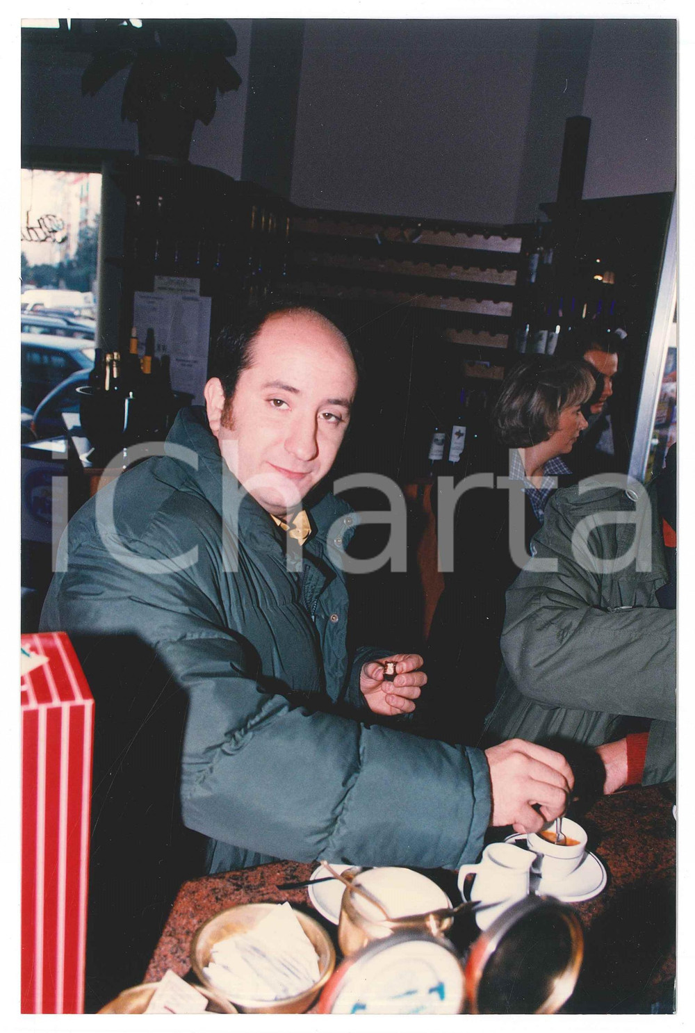 Fotografia d epoca originale 1996 ITALIA  SPETTACOLO Antonio ALBANESE beve un caffÃ¨  Foto 15x23 cm 1