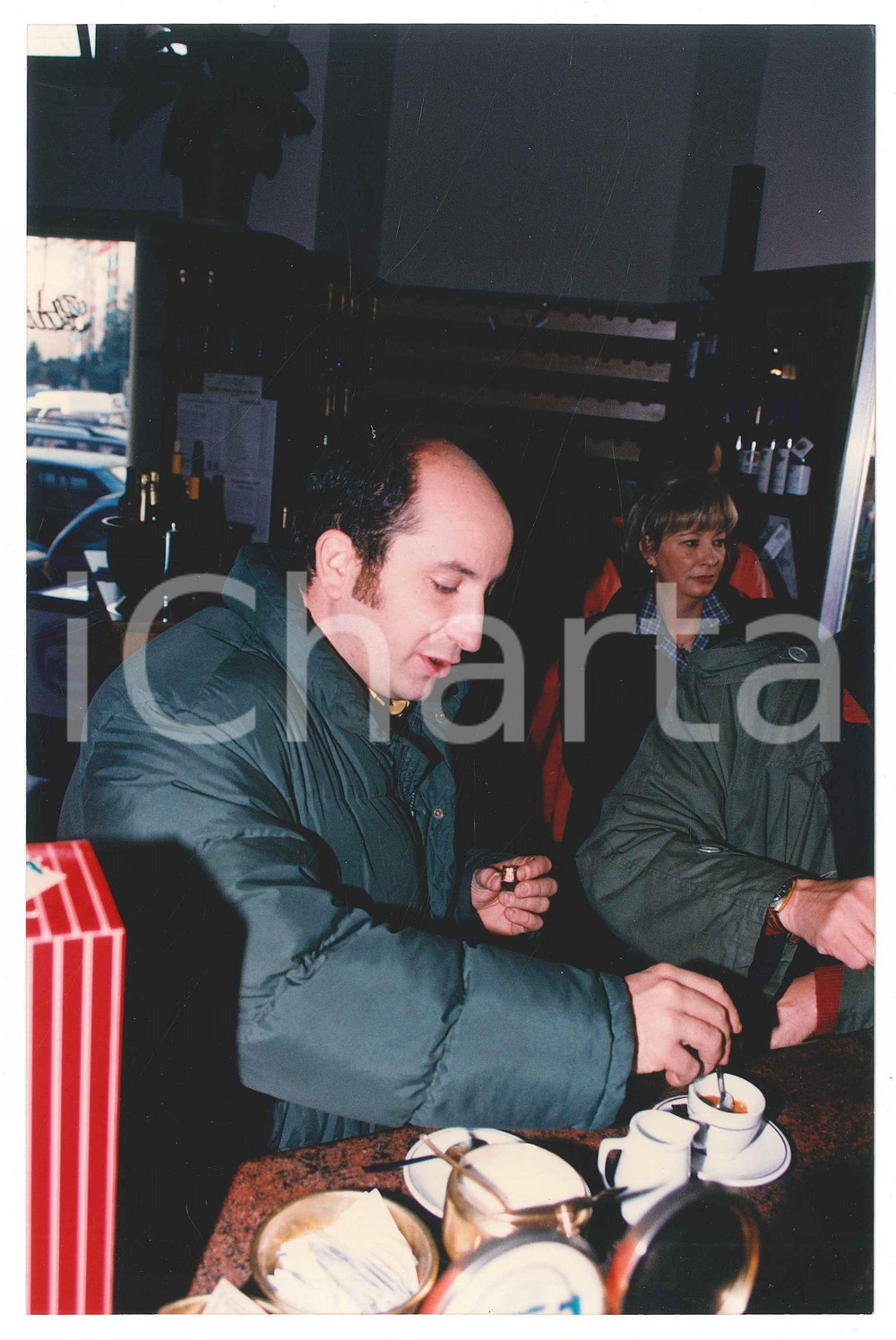 Fotografia d epoca originale 1996 ITALIA  SPETTACOLO Antonio ALBANESE beve un caffÃ¨  Foto 15x23 cm 1 1