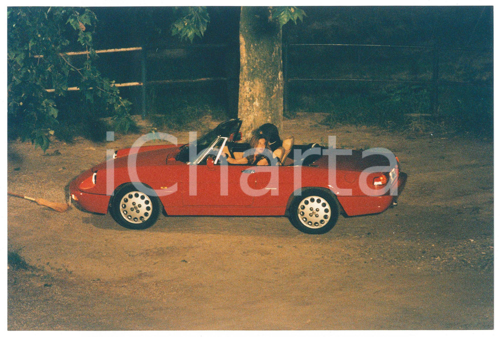 Materiale cinematografico d’epoca 1994 BELLE AL BAR Alessandro BENVENUTI Eva ROBIN S su ALFA ROMEO DUETTO Foto 1