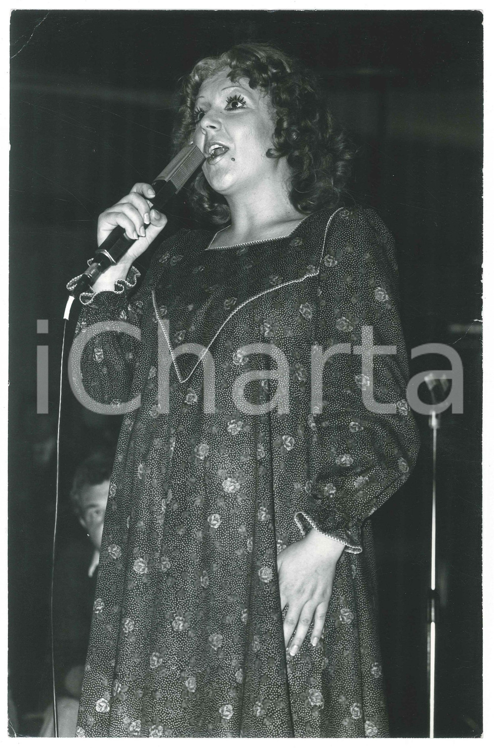 Fotografia d epoca originale 1970 ca COSTUME ITALIA Orietta BERTI in concerto in abito a fiori  Foto 20x30 1