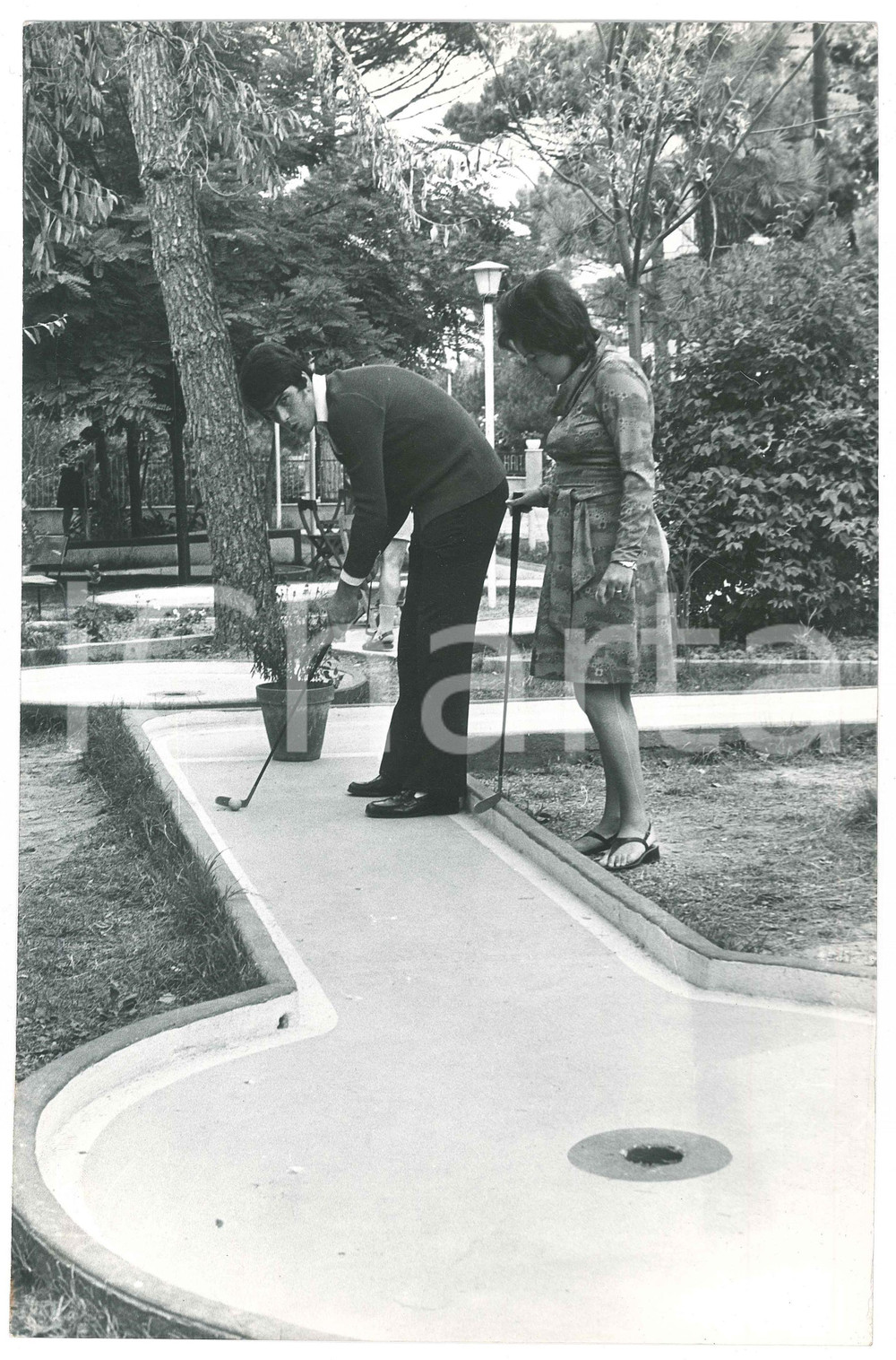 Fotografia d epoca originale 1970 ca CALCIO BOLOGNA Francesco LIGUORI gioca a minigolf con la moglie  Foto 1