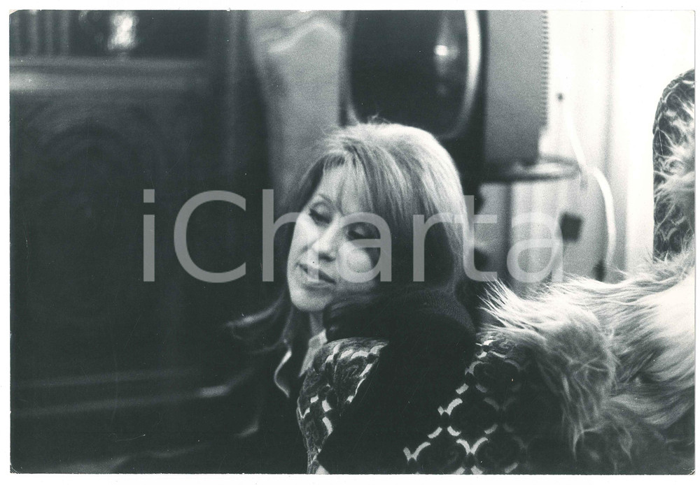 Fotografia d epoca originale 1970 ca COSTUME ITALIA Betty CURTIS in salotto  Ritratto  Foto 30x20 cm 1