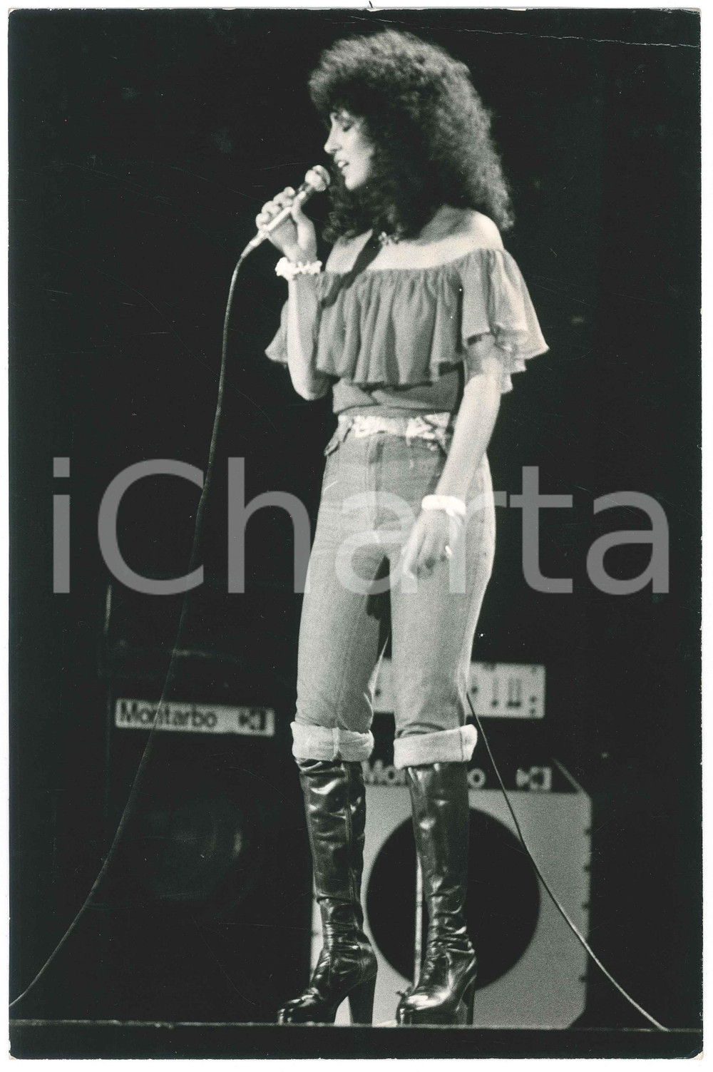 Fotografia d epoca originale 1970 ca COSTUME ITALIA Cantante Marcella BELLA in concerto Foto 20x30 cm 1