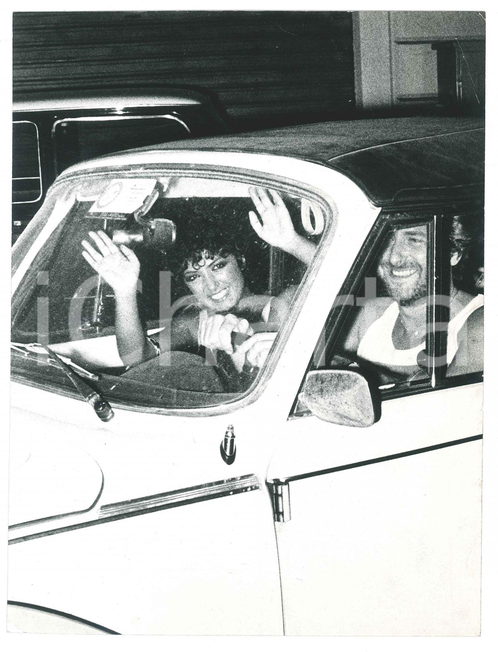 Fotografia d epoca originale 1970 ca COSTUME ITALIA Cantante Marcella BELLA su Maggiolone Foto 18x24 cm 1